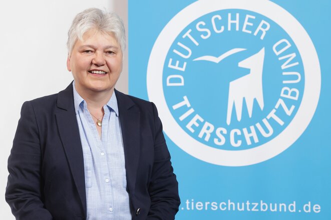 Portrait von Ellen Kloth aus dem Kooptierten Präsidium vor dem Logo des Deutschen Tierschutzbundes