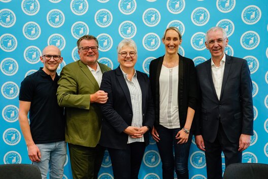 Gruppenfoto des Präsidiums des Deutschen Tierschutzbundes bei der Mitgliederversammlung 2023