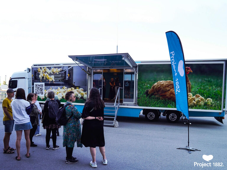 Im Innern des Trucks verbirgt sich eine begehbare mobile Ausstellung, die über die Tierhaltung in der europäischen Landwirtschaft, u.a. mit moderner VR-Technik, aufklärt. 