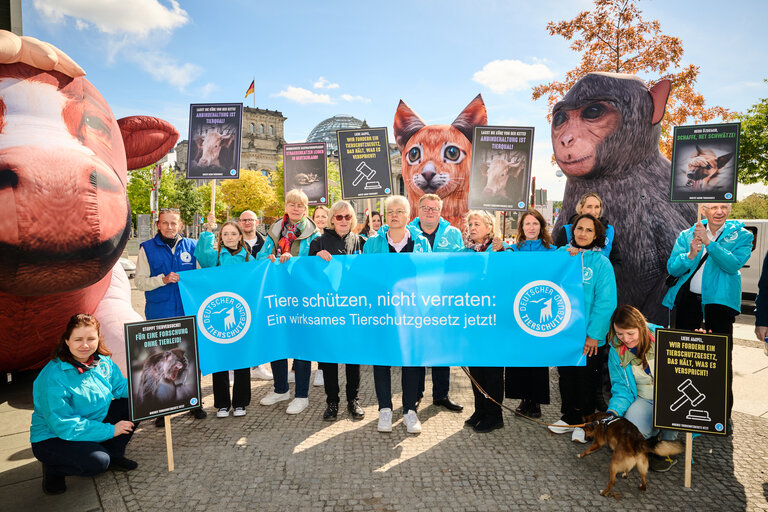 Mit Schildern, Bannern und überlebensgroßen Tierfiguren weisen wir in Berlin vor dem Paul-Löbe-Haus darauf hin, dass im Tierschutzgesetz nachgebessert werden muss