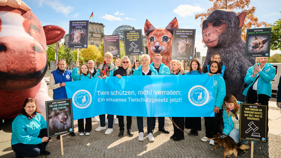 Mit Schildern, Bannern und überlebensgroßen Tierfiguren weisen wir in Berlin vor dem Paul-Löbe-Haus darauf hin, dass im Tierschutzgesetz nachgebessert werden muss