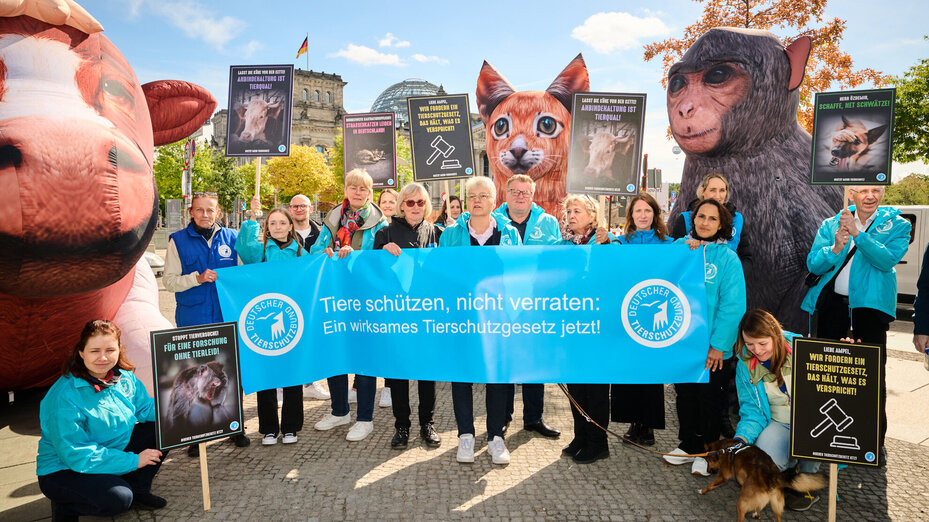 Mit Schildern, Bannern und überlebensgroßen Tierfiguren weisen wir in Berlin vor dem Paul-Löbe-Haus darauf hin, dass im Tierschutzgesetz nachgebessert werden muss